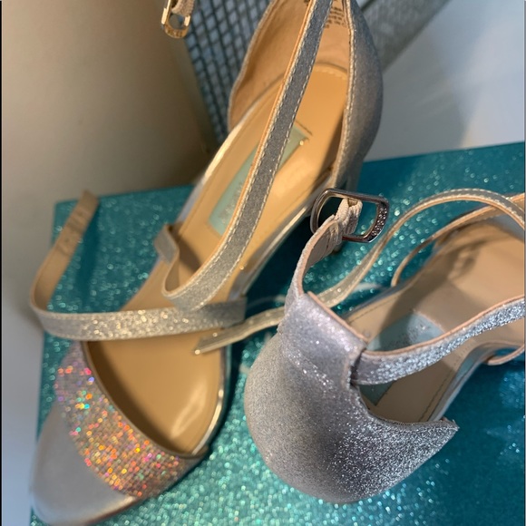 Silver Heels - Picture 1 of 4